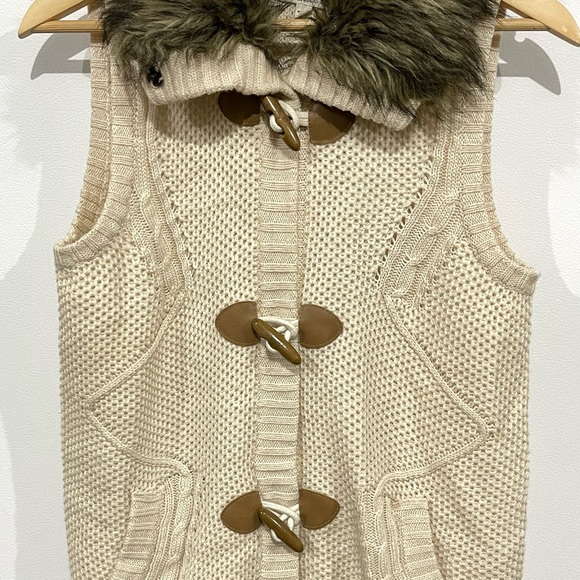 NWOT Pink Republic Faux Fur Collar Wooden Toggle Button Front Sweater Vest - Picture 9 of 16
